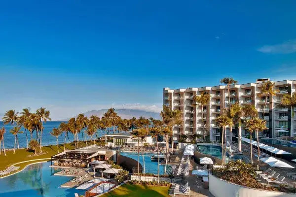 바다를 향해 계단식으로 떨어지는 안다즈 마우이 시그니처 3단 수영장