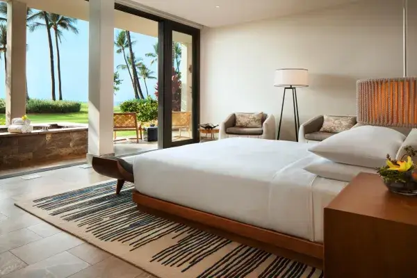 아름다운 밤 조명이 켜진 인피니티 풀 야경