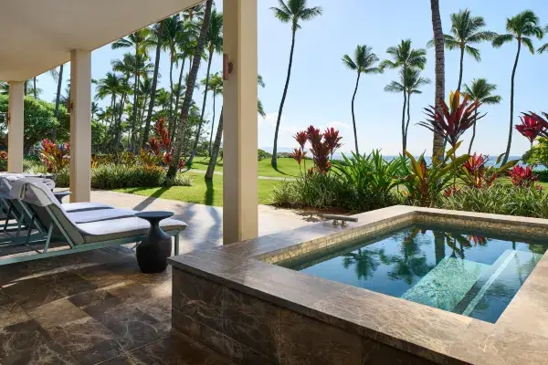 태평양 해안과 수영장이 일직선으로 이어지는 리조트 항공 레이아웃