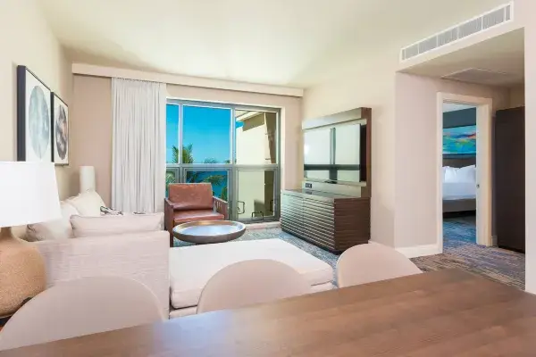 웨스틴만의 헤븐리 베드가 구비된 밝고 정갈한 오션 프런트 객실