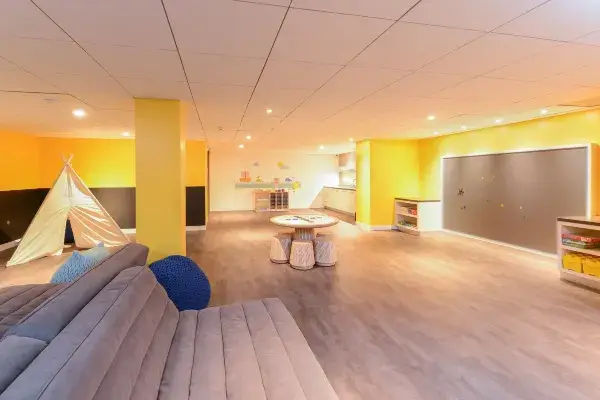 가족이나 연인이 함께 휴식하기 좋은 넓은 스위트룸 리빙 공간