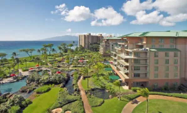 스테인리스 가전과 대리석 조리대가 갖춰진 고메 키친