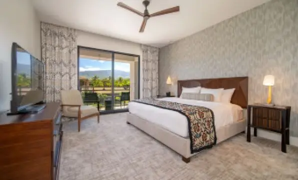 폴딩 도어를 통해 테라스와 연결된 시원한 거실 전망