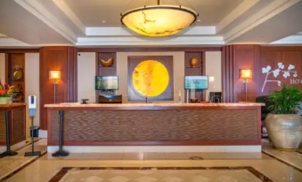 폭포와 워터슬라이드가 조화를 이루는 대규모 수영장 시설