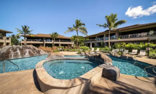 조경과 수영장이 어우러진 리조트 중앙 정원