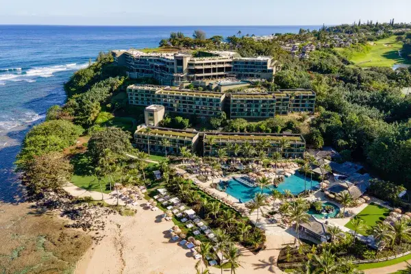 카우아이 절벽과 하나 된 듯한 1 호텔 하날레이 베이의 독창적인 외경