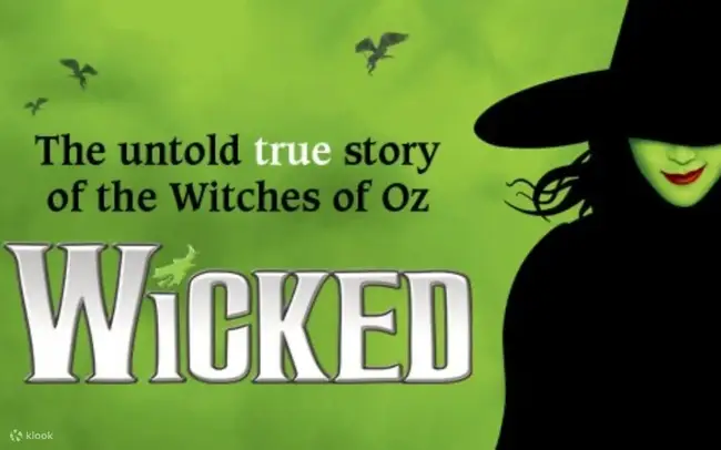 Actors and actresses bowing at the end of Wicked performance