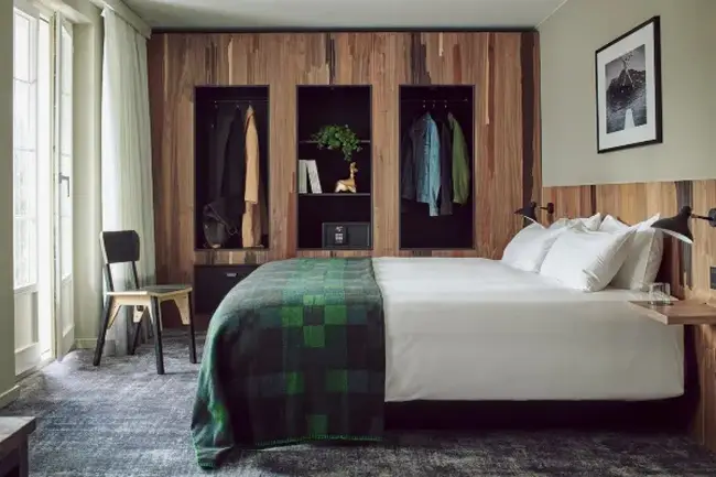 더 캄브리안 외관과 설산 전경