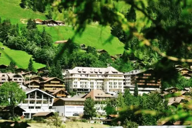 호텔 내부의 모던한 라운지 바