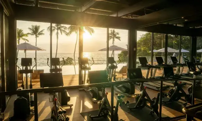 화산석 해안과 푸른 바다가 만나는 리조트 산책로