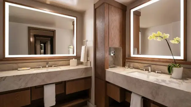 하와이 정통 스타일의 오션뷰 객실 내부