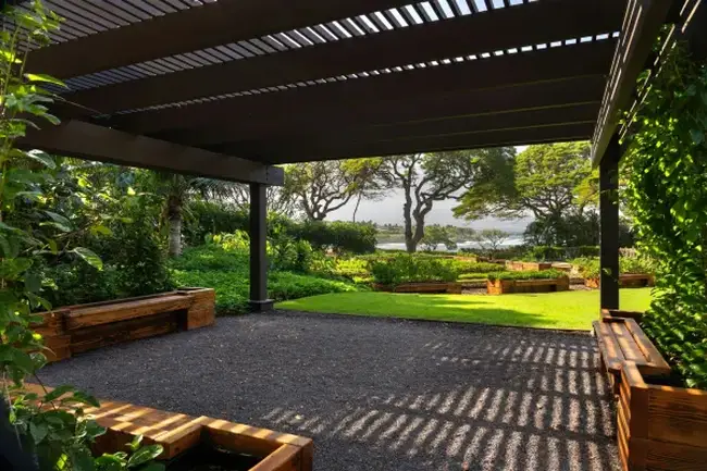 리조트 내 야외 수영장과 야자수 정원