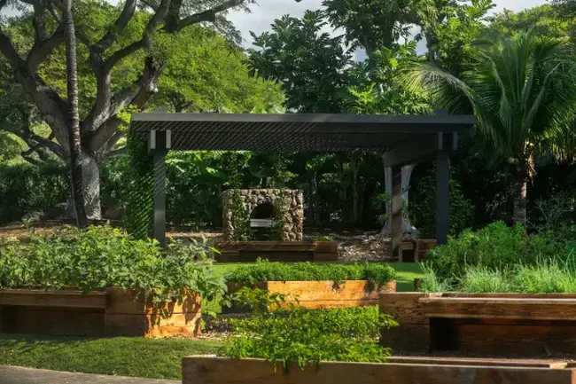 백사장에서 즐기는 로맨틱한 파라솔 휴식