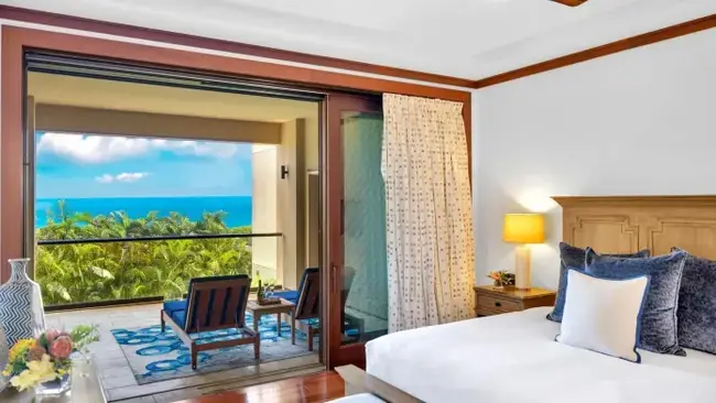 리조트 내 바에서 즐기는 하와이안 칵테일 시간