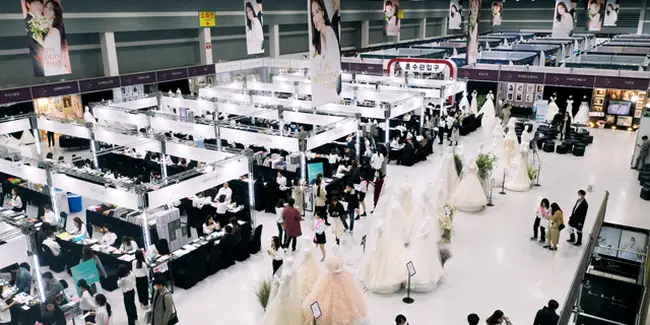 가산동 대형 웨딩박람회 웨딩드레스 전시 및 1:1 상담 데스크