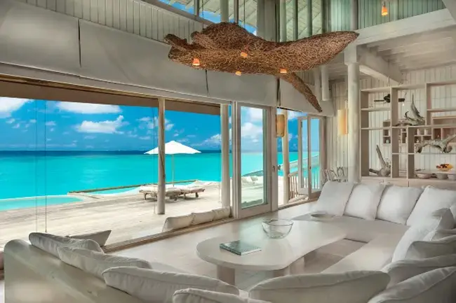 수십 가지 수제 아이스크림이 있는 아이스크림 룸