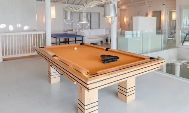 바다 위에 떠 있는 상징적인 시네마 파라디소