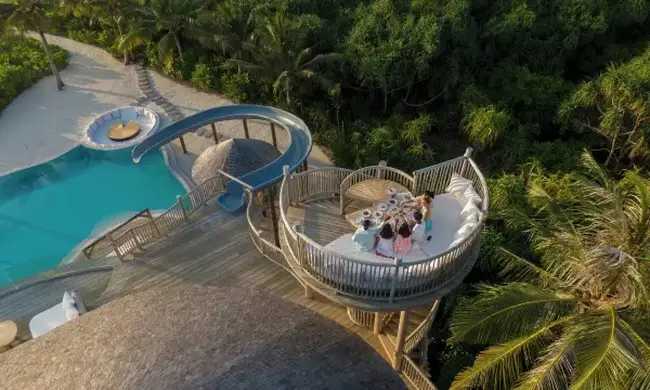 전용 자전거를 타고 수평선 위 데크를 달리는 순간