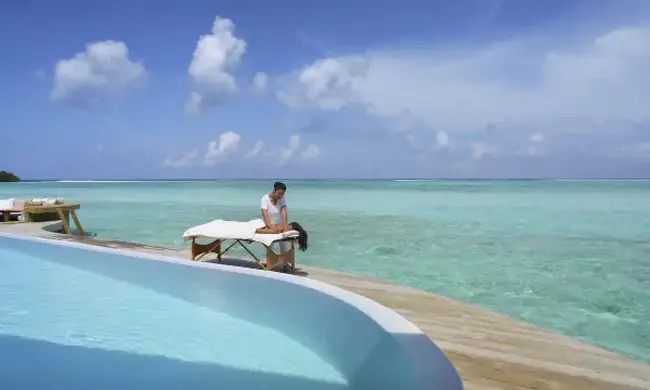 럭셔리 수상비행기가 정박한 리조트 선착장