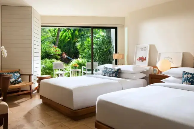 해 질 무렵 인피니티 풀에서 바라본 지중해 뷰