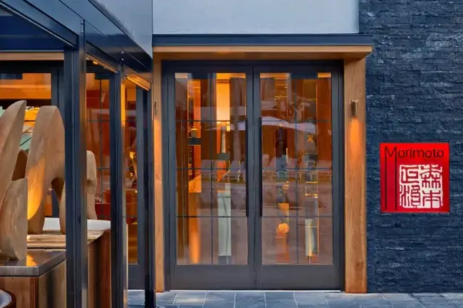 성인 전용 조용한 수영장 공간