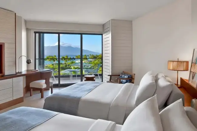 리조트 내 바에서 즐기는 하와이안 칵테일