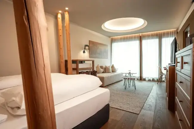 절벽 끝에 매달린 듯한 인피니티 풀 전경