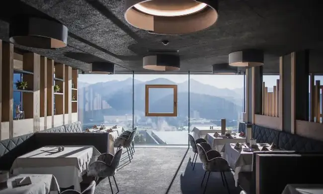 거꾸로 선 디자인의 헤븐 스파 외관