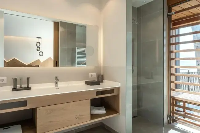 스위트 객실 내부와 파노라마 뷰