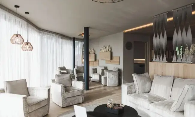 사우나 시설에서 보는 돌로미티 설산