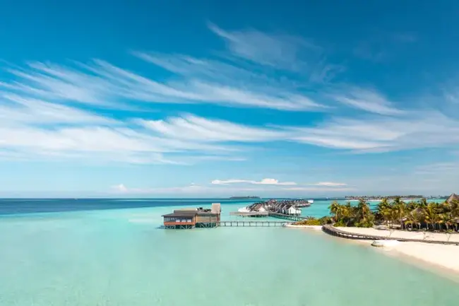 오젠 라이프 마두 리조트의 평화로운 라군 전경