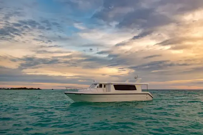푸른 바다 위에 일렬로 배치된 윈드 풀빌라