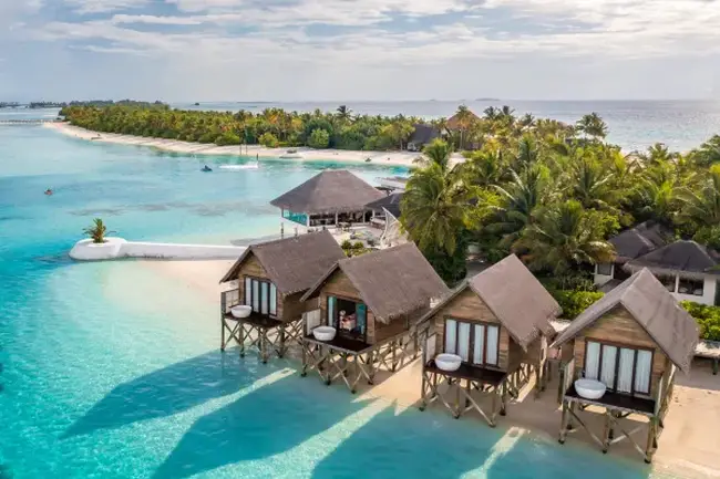 투명한 몰디브 바다를 마주한 로맨틱 테라스