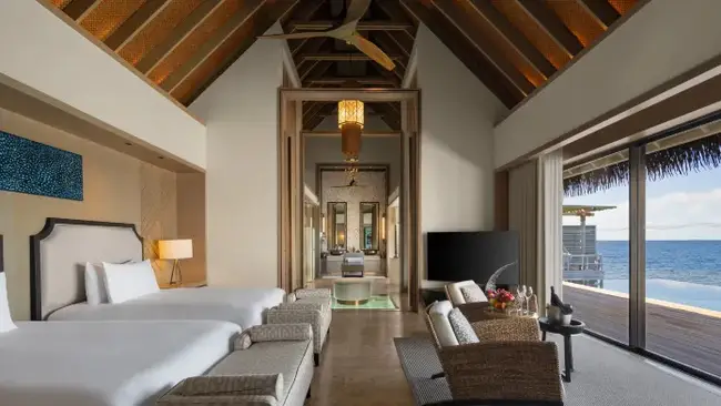 지중해 노을 아래 즐기는 몰디브의 낭만적인 밤