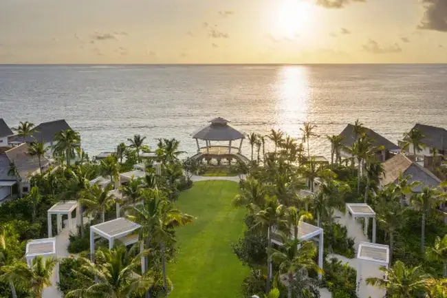 오버워터 빌라의 개인 수영장과 에메랄드 라군