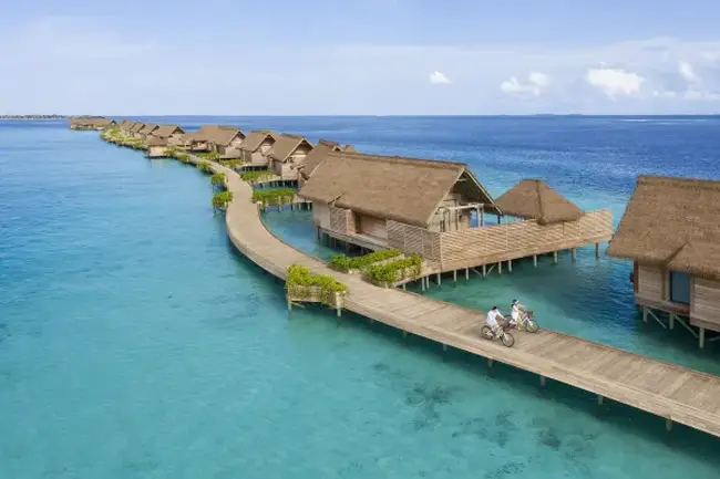 해안선을 따라 길게 뻗은 리조트 단지 전경