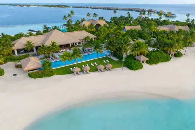 석양이 질 무렵의 고요하고 로맨틱한 바다