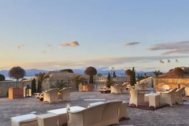 지중해 노을 아래 즐기는 캡 로캇의 낭만적인 저녁