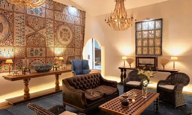 요새 내부 정원과 역사적 건축물 전망