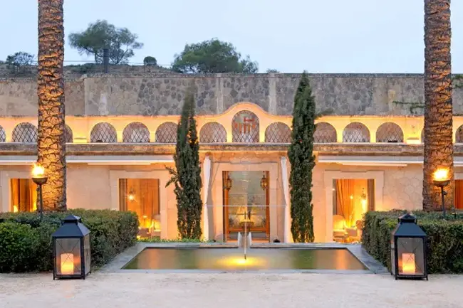 성벽 끝에 위치한 인피니티 풀 전경