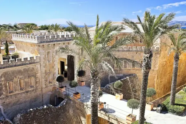 지하 동굴 스파의 신비로운 분위기