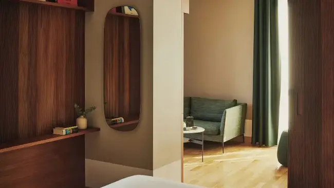 호텔 로비 라운지와 통창 뷰