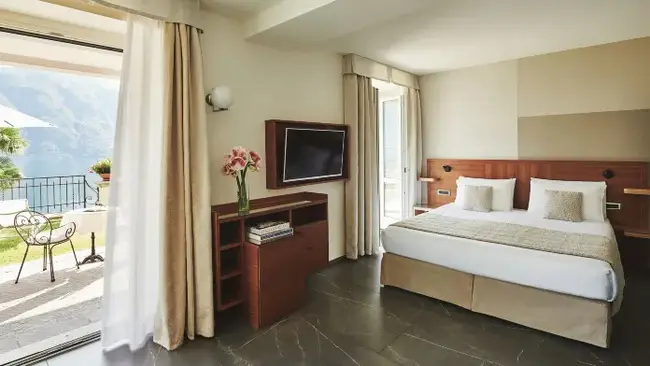 설산을 마주한 야외 자쿠지 전경