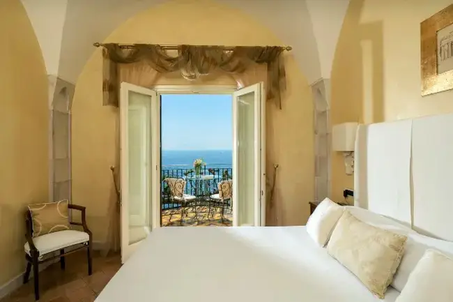 비치 클럽 레스토랑의 화덕 피자와 해산물