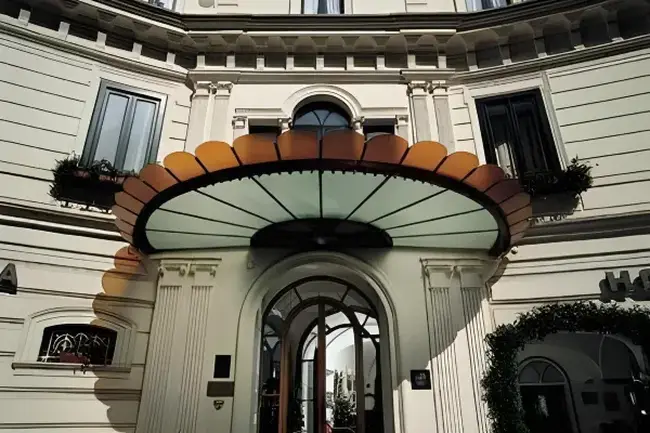 절벽 위 테라스에서 본 지중해 전경