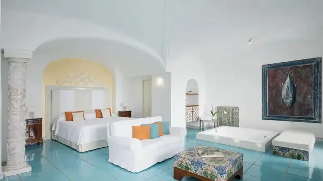 아말피 마을로 이어지는 해안 도로 전망