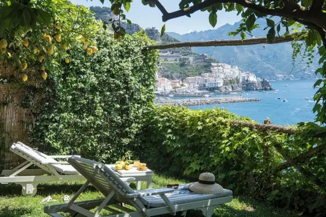 딜럭스 시뷰 객실 내부와 테라스