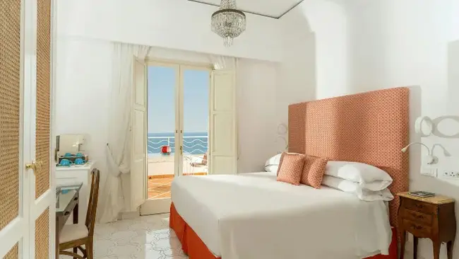 호텔 내부의 앤틱한 라운지 공간